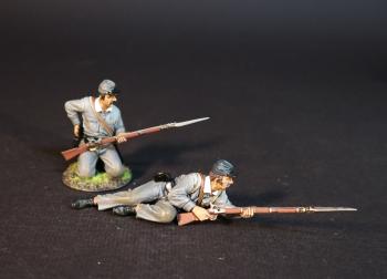 Image of Two Infantrymen, 4th Virginia Regiment, First Brigade, The Army of the Shenandoah, The First Battle of Manassas, 1861, ACW 1861-1865--two figures (kneeling loading (gray shirt), lying leaning on left elbow and readying to fire (gray shirt))