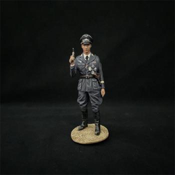 The Luftwaffe Captain with a Luger Pistol, Battle of Normandy--single figure The Luftwaffe Captain with a Luger Pistol, Battle of Normandy--single figure #46759