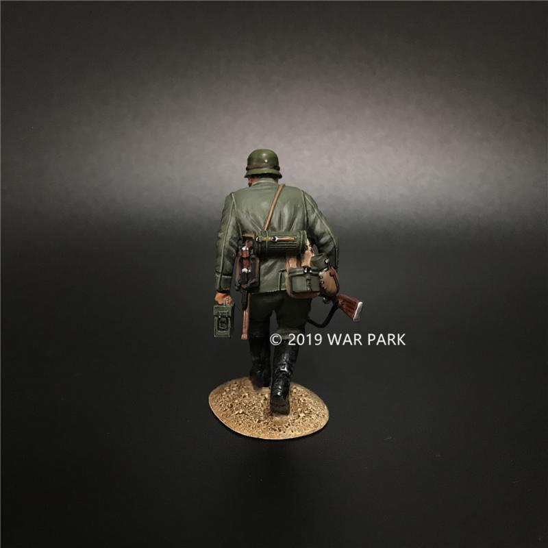 Groß deutschland Soldier Stealthing with MG34 Ammo, Battle of Kursk--single figure #4