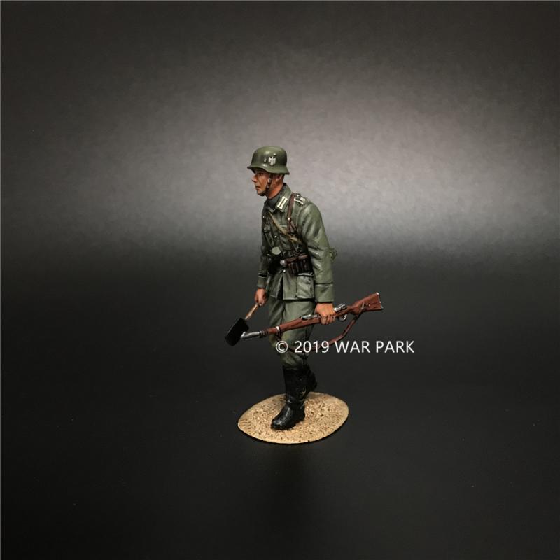 Groß deutschland Holding a Rifle, Battle of Kursk--single figure