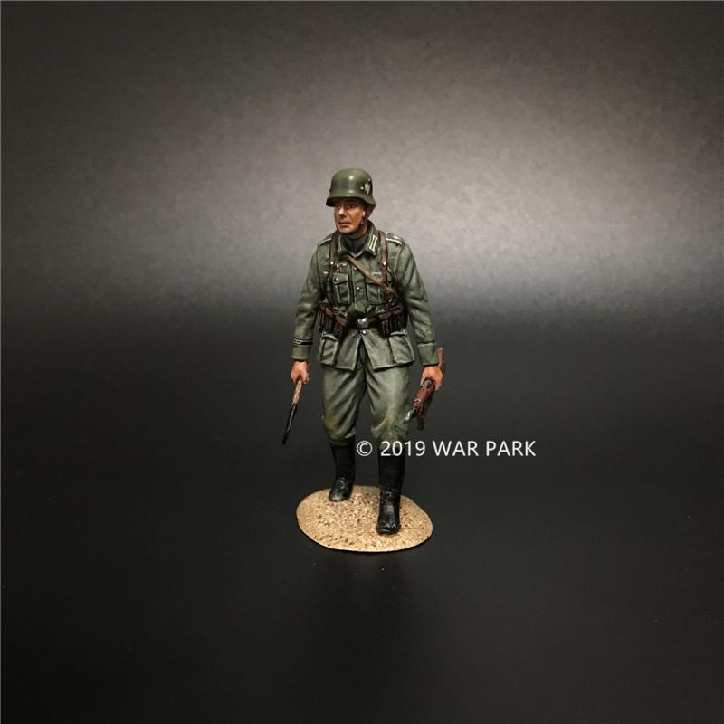 WAR PARK MINIATURES GROSS DEUTCHLAND HOLDING A RIFLE- BATTLE