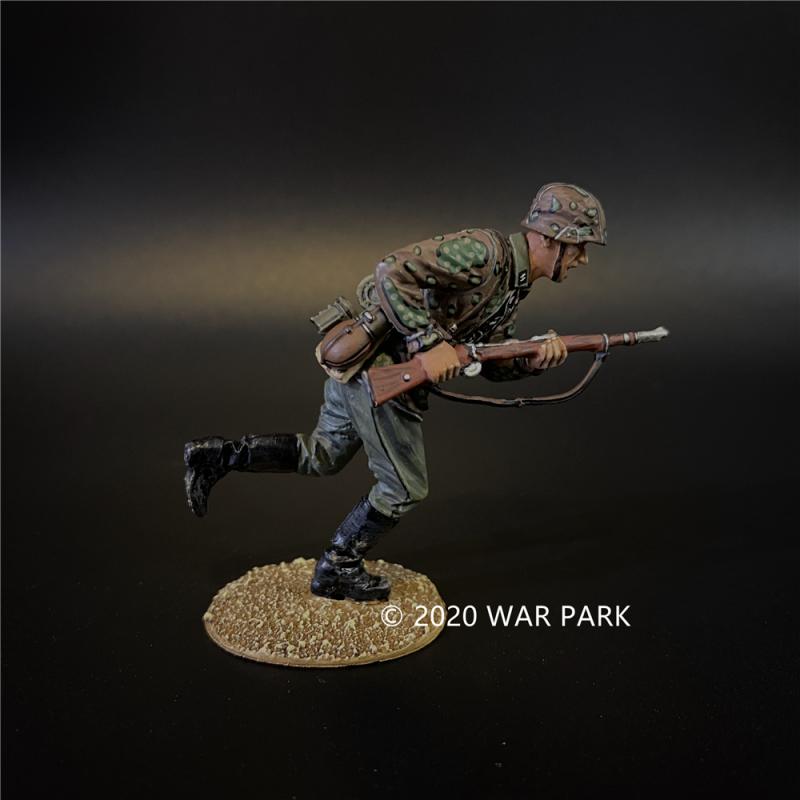 Das Reich SS Soldier Charging with Rifle, Battle of Kursk--single figure #1