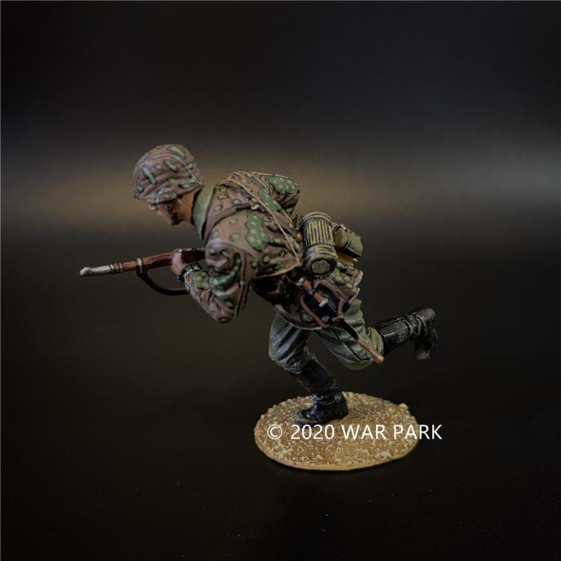 Das Reich SS Soldier Charging with Rifle, Battle of Kursk--single figure #4