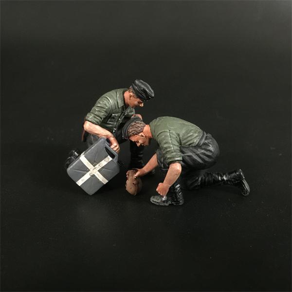 Wehrmacht Tank Crew at Rest Set, Battle of Kursk--two figures #1
