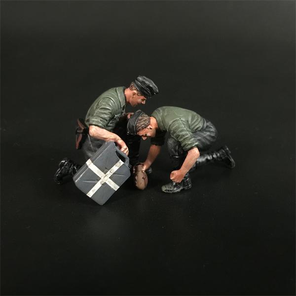 Wehrmacht Tank Crew at Rest Set, Battle of Kursk--two figures #3