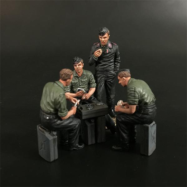 Wehrmacht Tank Crew Playing the Cards, Battle of Kursk--four figures and 6 oil drums #2