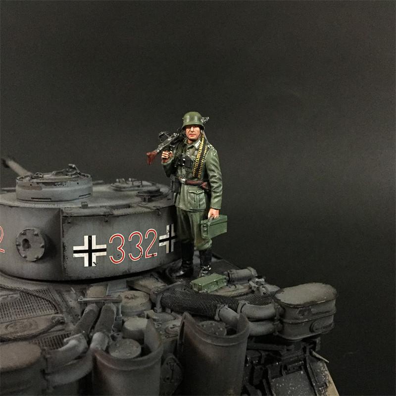 Wehrmacht Tank Rider with MG34 #5 (standing with ammo), Battle of Kursk--single figure #2