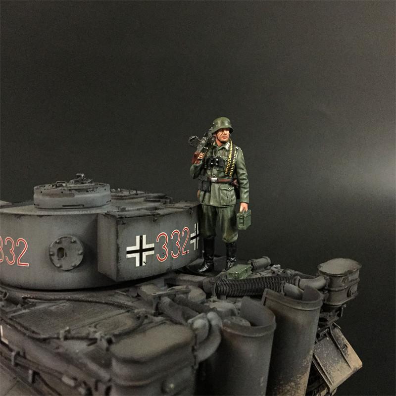 Wehrmacht Tank Rider with MG34 #5 (standing with ammo), Battle of Kursk--single figure #3