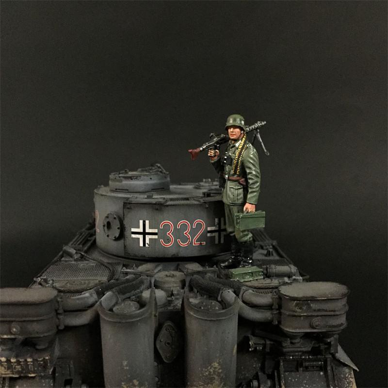Wehrmacht Tank Rider with MG34 #5 (standing with ammo), Battle of Kursk--single figure #4