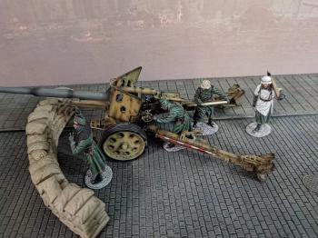 Image of German Pak43 88mm Anti-tank Gun and 4 Man Winter Crew--LAST ONE!