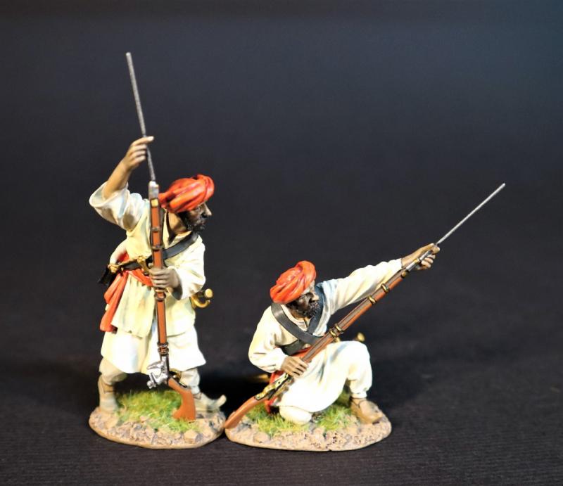 Two Maratha Infantrymen (standing ramming, kneeling ramming, red turbans & belts), Maratha Infantry, The Maratha Empire, Wellington in India, The Battle of Assaye, 1803--two figures #1