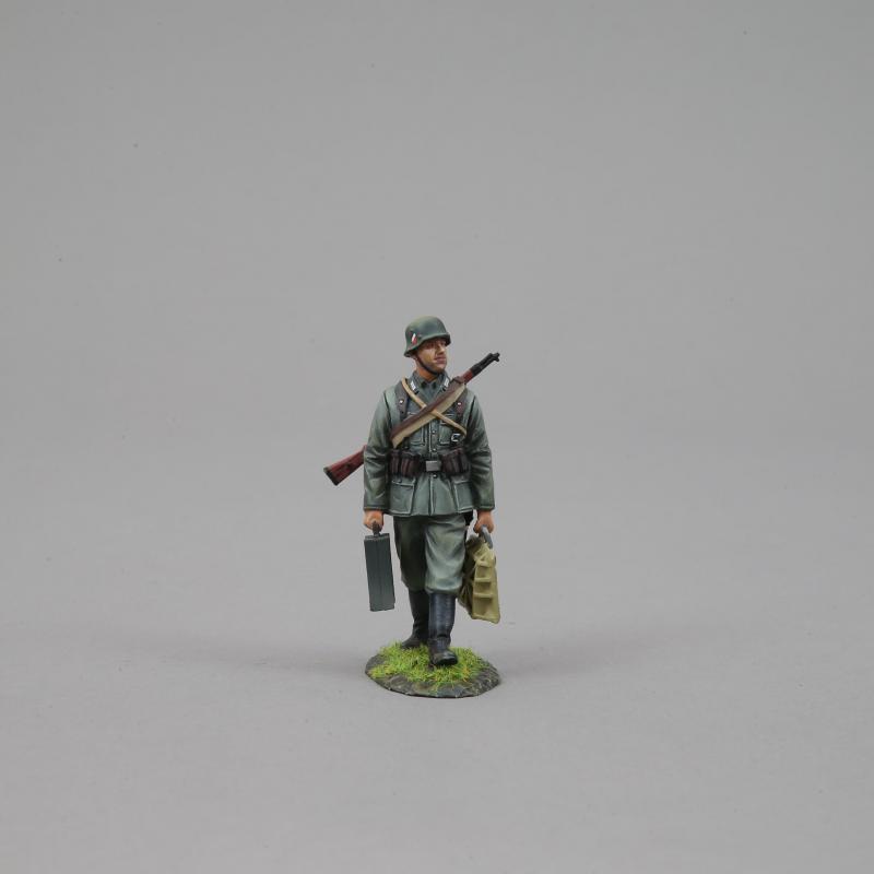 HEER Private Carrying Mortar Base Plate and Ammo Case, German Heer Marching Mortar Team--single figure--FIVE LEFT!! #1