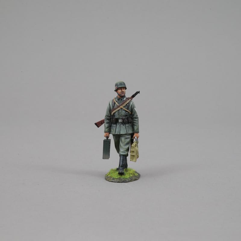 HEER NCO Carrying Mortar Base Plate and Ammo Case, German Heer Marching Mortar Team--single figure #1
