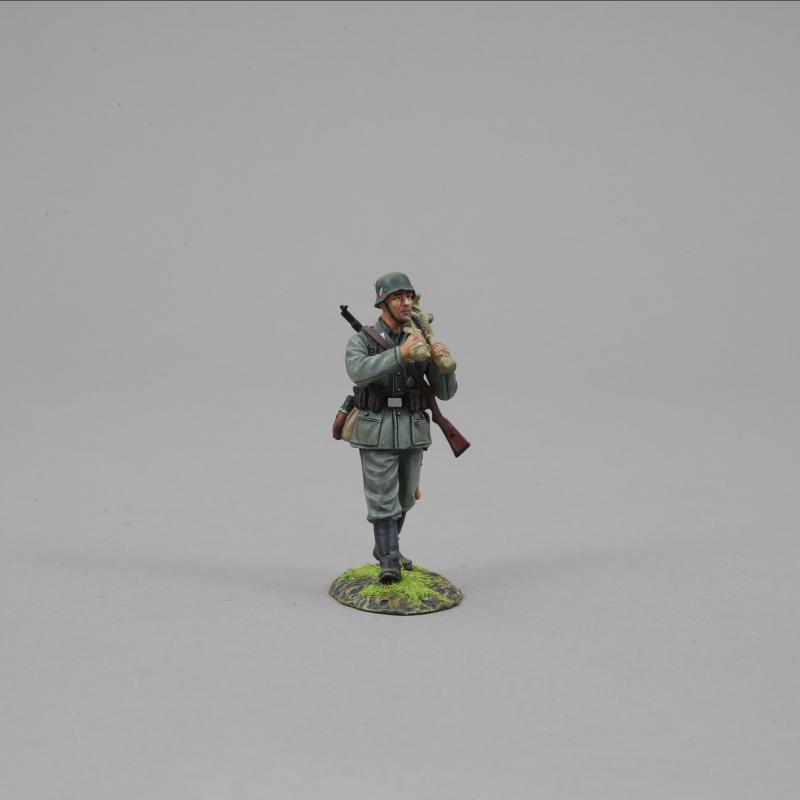 HEER Private Carrying Mortar Legs, German Heer Marching Mortar Team--single figure #1