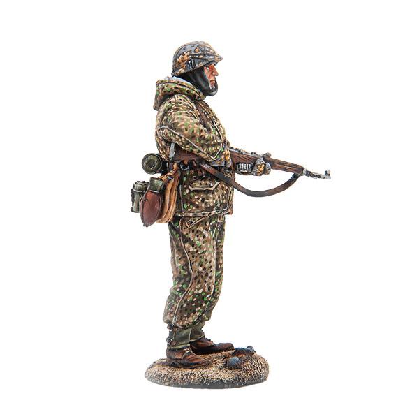 German Pz Grenadier Standing with Gewehr 43--single standing figure #3