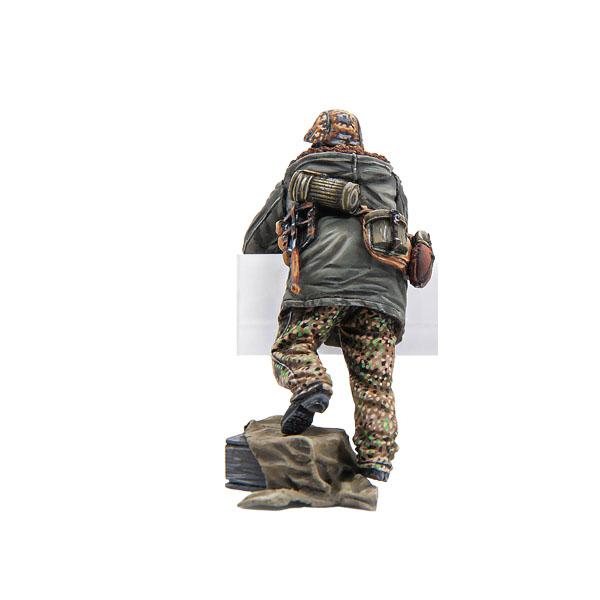 German Waffen SS Leaning with MP44 and Box--single leaning figure #3