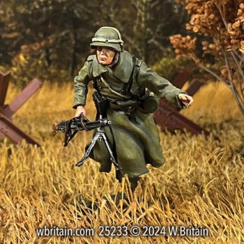 Image of German Grenadier Running in Greatcoat with MG 42, 1942-45--single figure