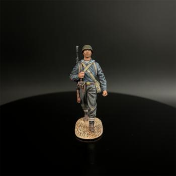 Image of Soviet Naval Infantry with a DP27 LWG--single walking figure with weapon slung over right shoulder Image of Soviet Naval Infantry with a DP27 LWG--single walking figure with weapon slung over right shoulder