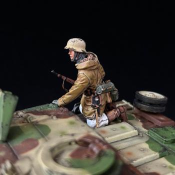 Tank Rider Rifleman B. The Stug III Assault Gun, Battle of Kharkov--single kneeling figure Tank Rider Rifleman B. The Stug III Assault Gun, Battle of Kharkov--single kneeling figure #51673