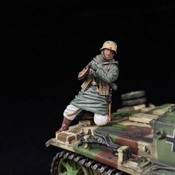 Tank Rider Submachine Gunner. The Stug III Assault Gun, Battle of Kharkov--single kneeling firing figure Tank Rider Submachine Gunner. The Stug III Assault Gun, Battle of Kharkov--single kneeling firing figure #51675