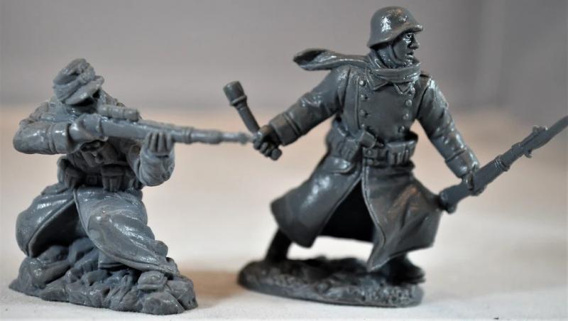 1/32 WWII German Long Coat Infantry Soldiers Figures Plastic Army Men Playset 