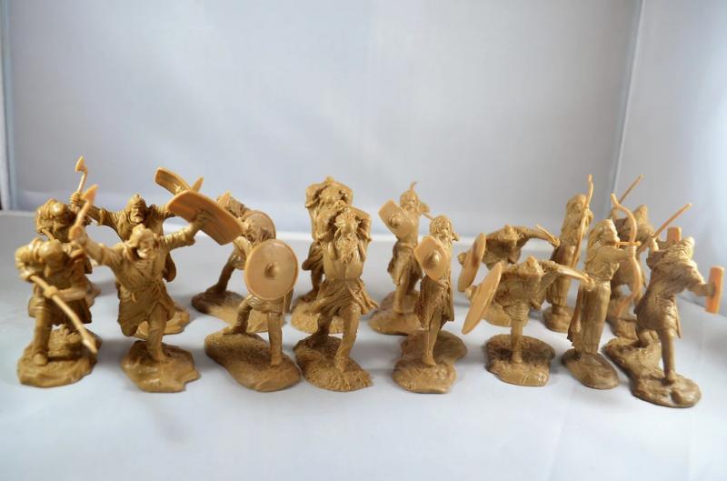 Barbarians (Tan)--16 figures in 8 poses #1
