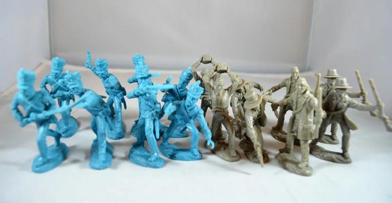 Alamo Hand to Hand Combat--8 Texan figures in grey and 8 Mexican figures in light blue #1