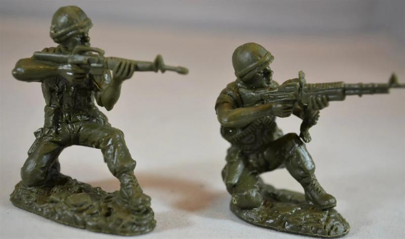 Vietnam U.S. Marines (OD Green)--16 figures in 8 poses plus 6 weapons #2