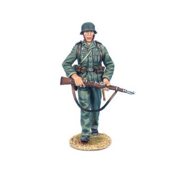 Image of German Soldier Walking with K98--single figure