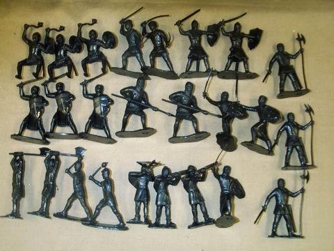 Medieval Knights--25 figures in black plastic #1
