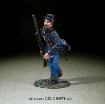 Image of Federal Infantryman in Sack Coat and Felt Hat Advancing--single figure