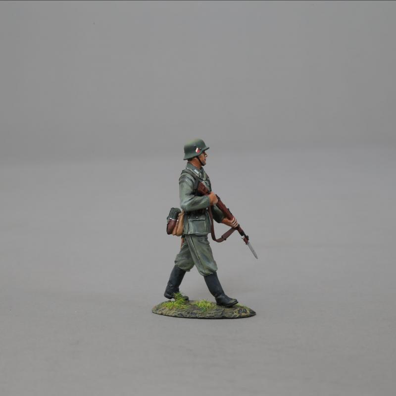 Heer Patrol Rifleman with Bayonet--single German WWII figure #2