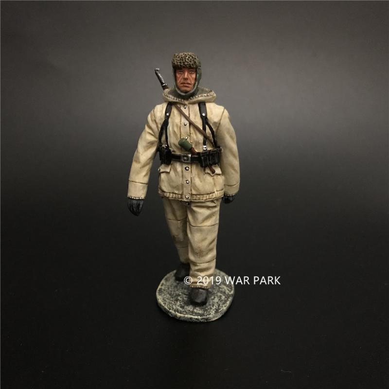 German Soldier is Marching with 98k B (white trousers), Battle of Kharkov--single figure #1